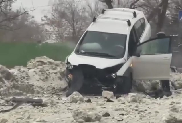 В Пензе машина «нырнула» в сугроб на обочине