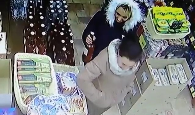 В Пензе воровка виски попала в объектив видеокамеры