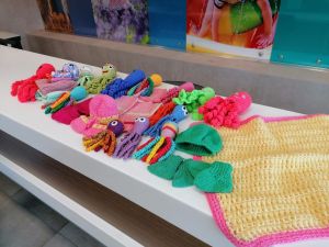 Ольга Чистякова передала шерстяные игрушки для недоношенных детей