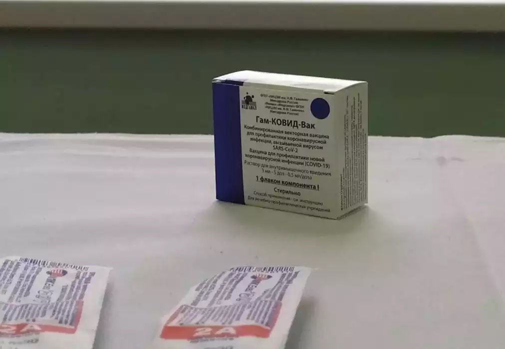 В Пензе врачи вакцинировали работников банка свежеразмороженной вакциной