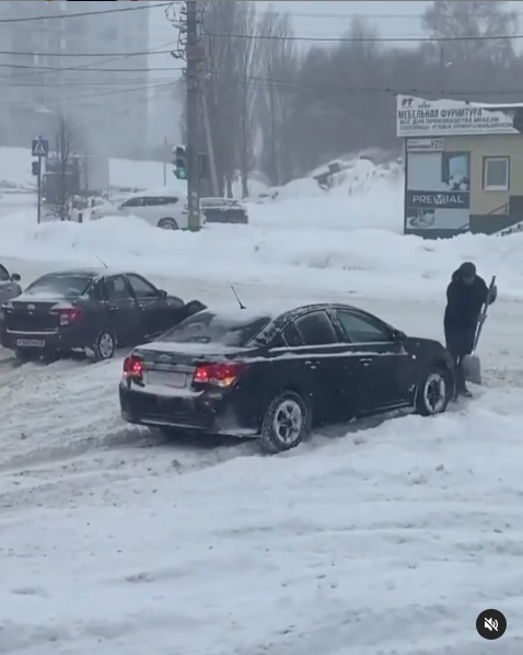 В Пензе водители вышли с лопатами на расчистку дорог