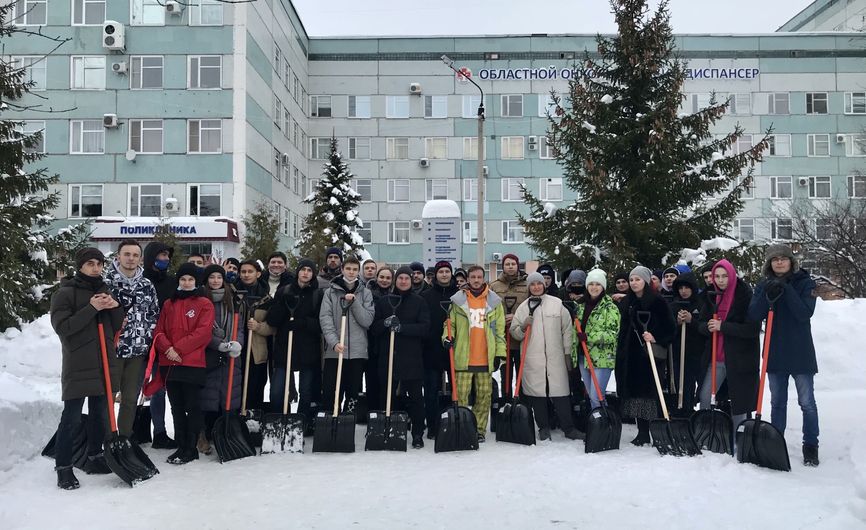 Пензенская молодежь помогла медикам очистить территорию больницы от снега