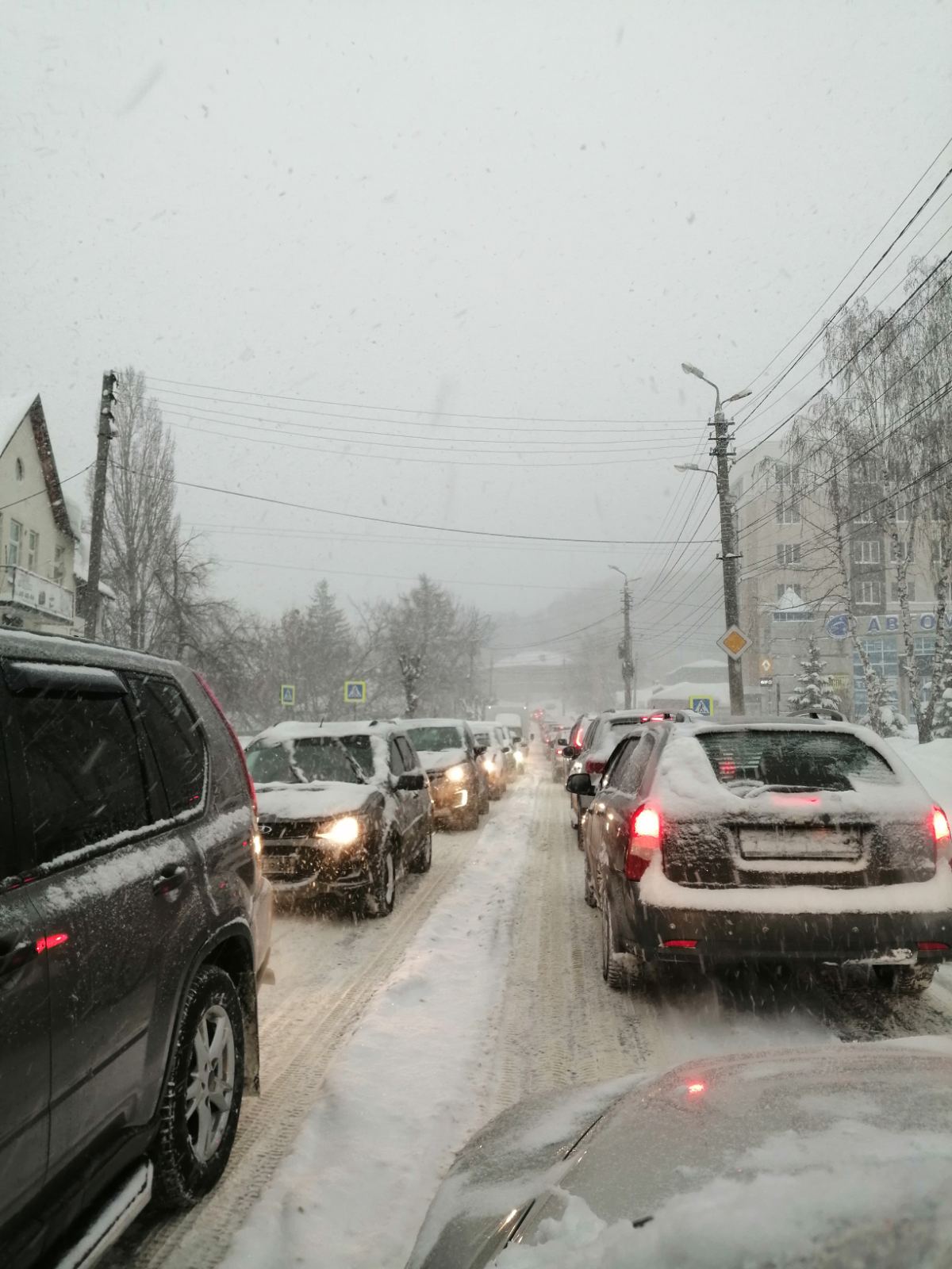 Из-за сильного снегопада вся Пенза встала в пробках