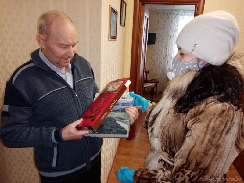 В Пензе ветераны-блокадники получили памятные подарки