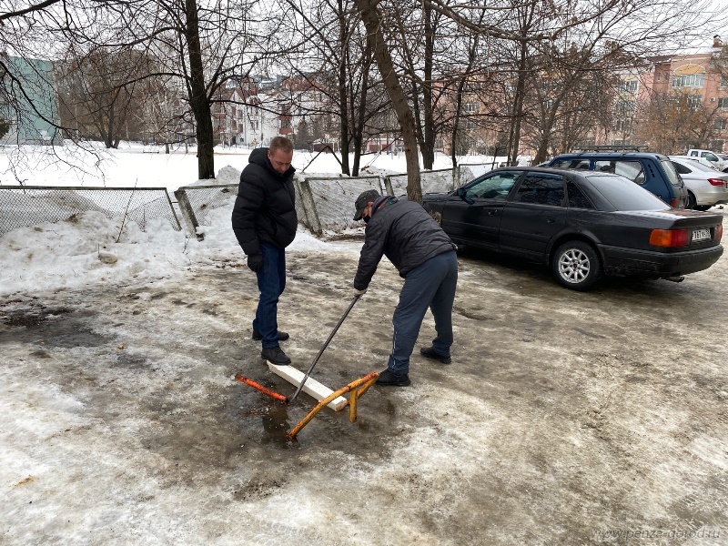 В Пензе снесли несанкционированные парковочные барьеры
