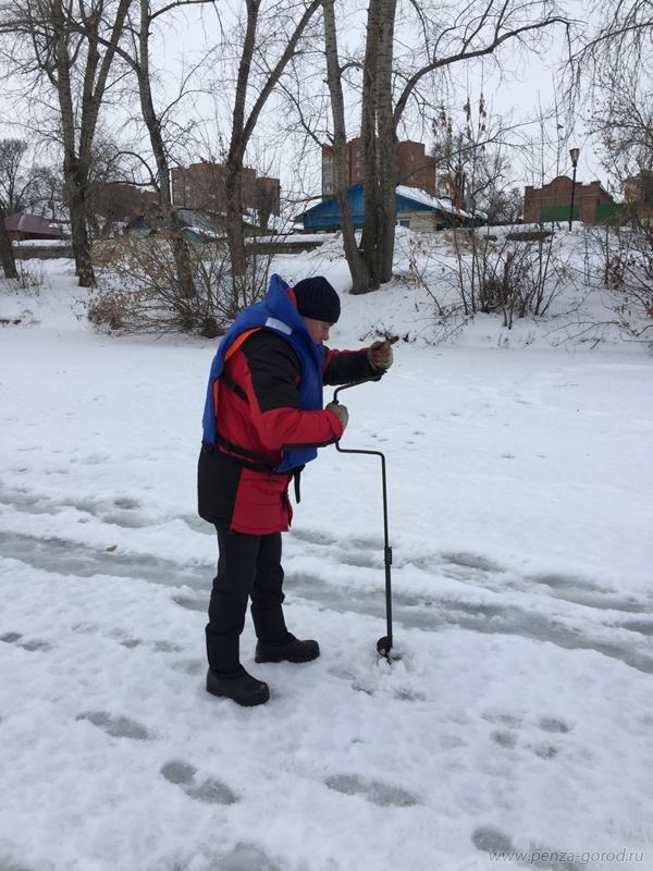 В Пензе на Суре измерили толщину льда
