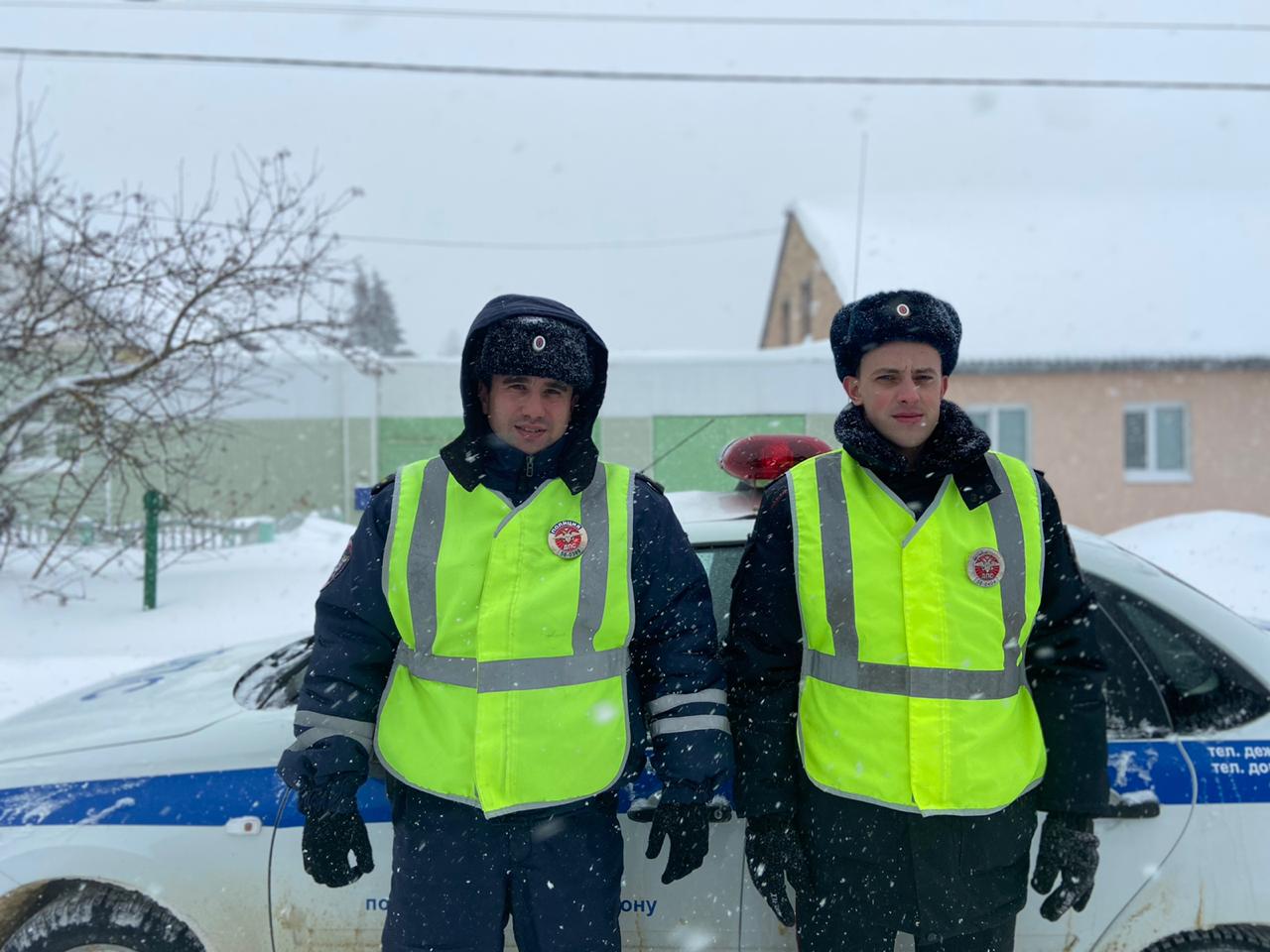 Автоинспекторы из Городищенского района спасли мужчину, попавшего в беду в снегопад