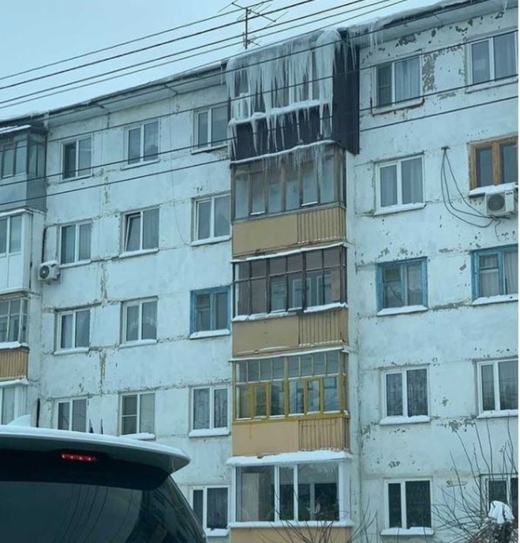 «Ужаснулась от увиденного»: в Пензе балкон зарос сосульками