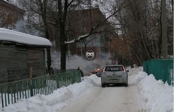 В Пензе загоревшийся автомобиль тушили 12 спасателей