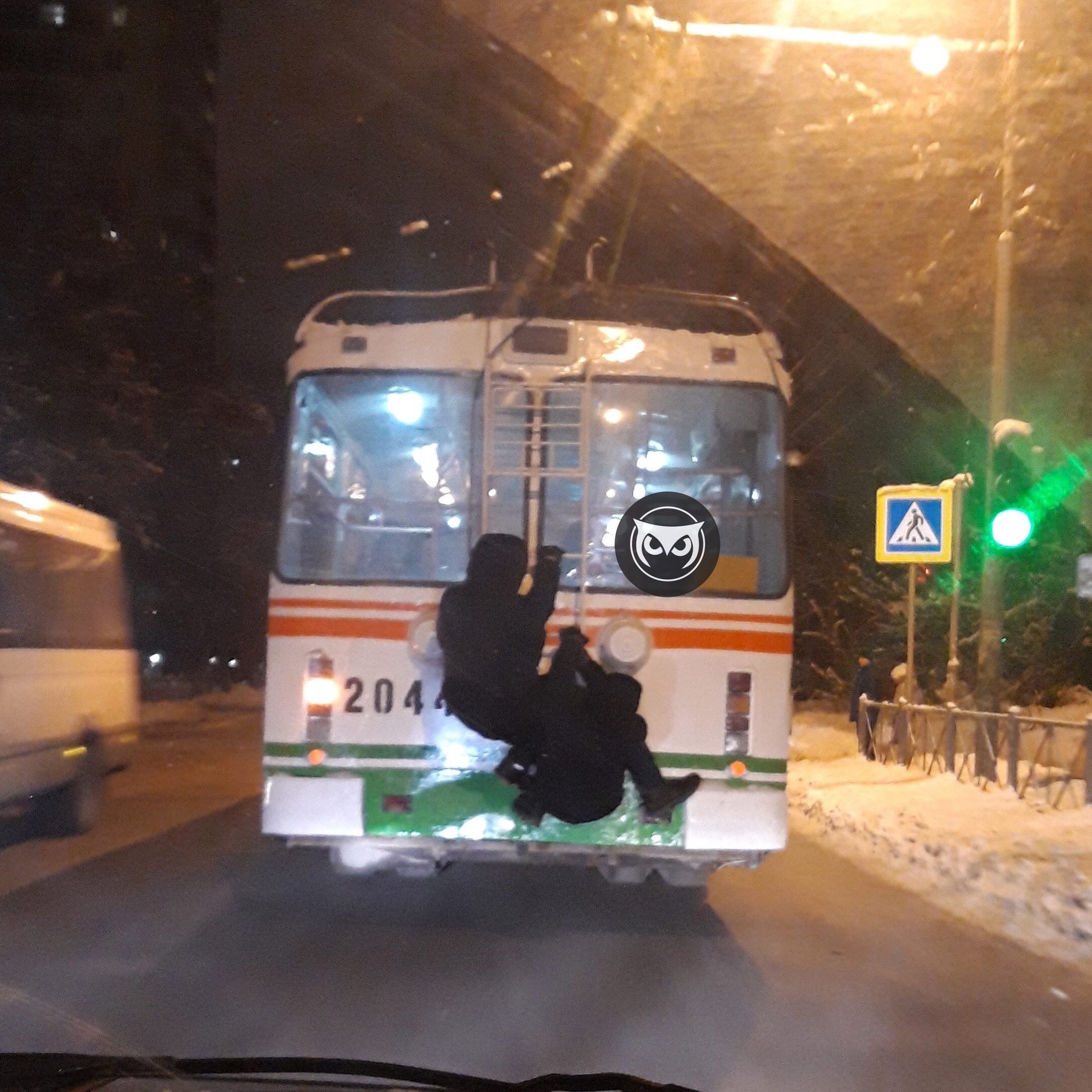 Опасное развлечение: в Пензе подростки с риском прокатились на троллейбусе