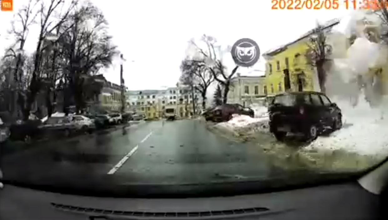 В центре Пензы с крыши сошла снежная «лавина»