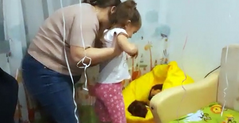 Валерий Лидин подарил девочке с ДЦП тренажер-платформу