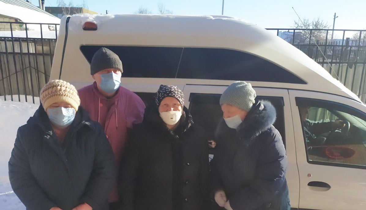 В Пензенской области пенсионеров отвезли на вакцинацию от COVID-19