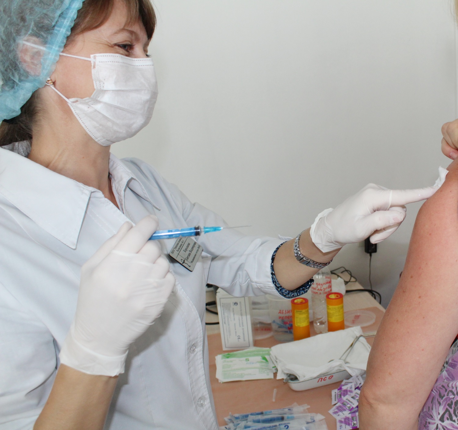 Иван Белозерцев ответил, почему перед прививкой от COVID-19 не сдают кровь на антитела