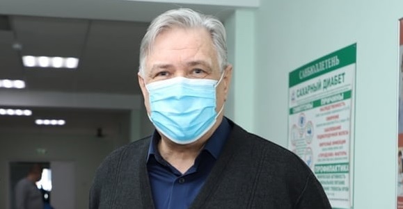 В Пензе главврач КИМа сделал прививку от COVID-19