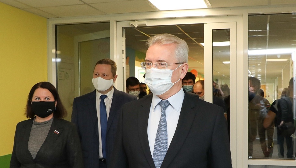 Иван Белозерцев посетил новую поликлинику в Спутнике