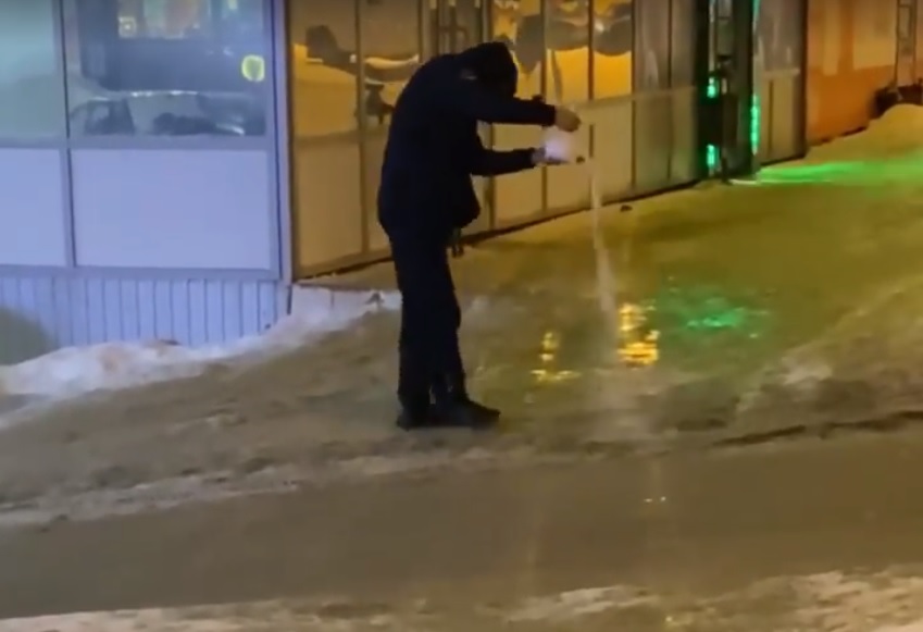 Житель Пензы устал поднимать падающих прохожих и сам посыпал солью дорогу