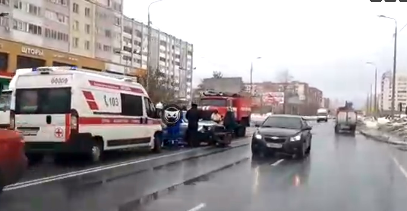 Водитель скончался на месте: в ГИБДД прокомментировали аварию на Антонова