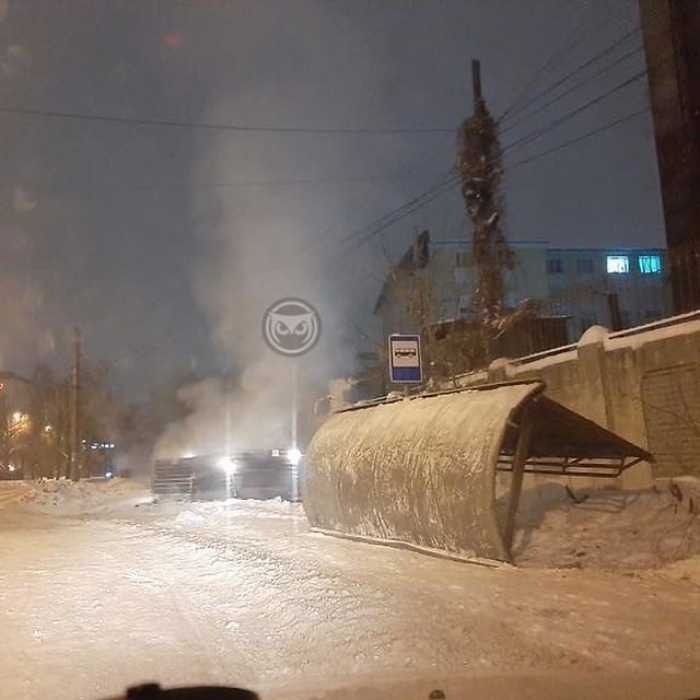 В Пензе на улице Байдукова перевернулся остановочный павильон