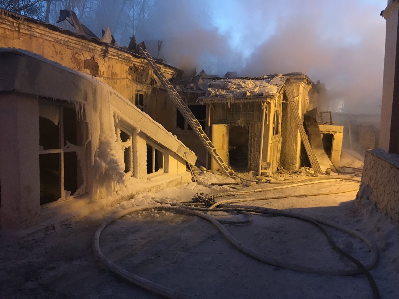 Пензенские спасатели рассказали, как тушили бывший военный госпиталь