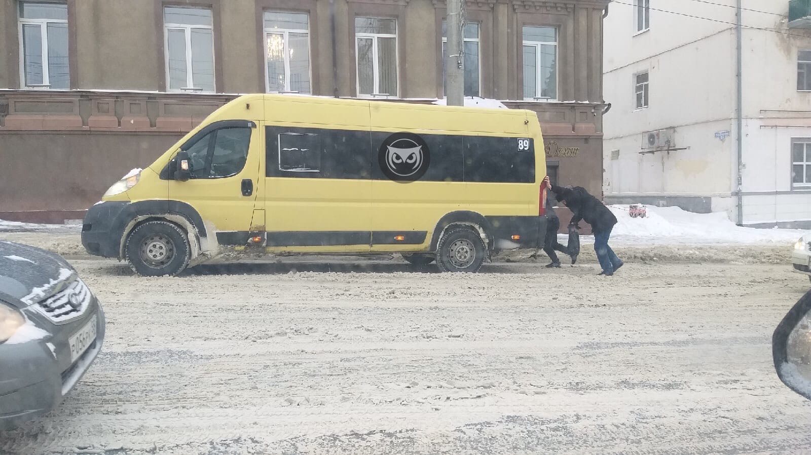 Из-за снегопада пензенцам пришлось самим толкать маршрутку