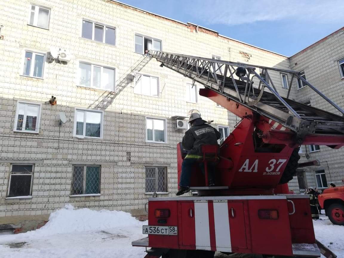 В Нижнем Ломове из горящего дома вывели 40 человек