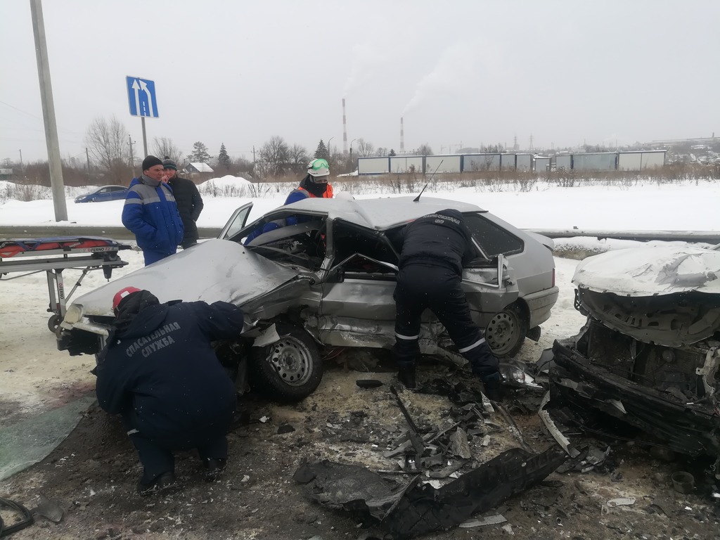 Пензенские спасатели достали из искореженного в ДТП автомобиля пострадавшего водителя