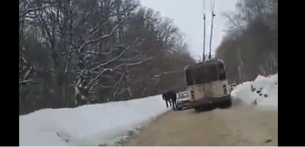 В Пензе на Окружной легковушку "снесло" на троллейбус