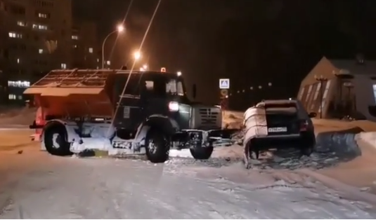 В Пензе снегоуборщик ковшом снес легковушку