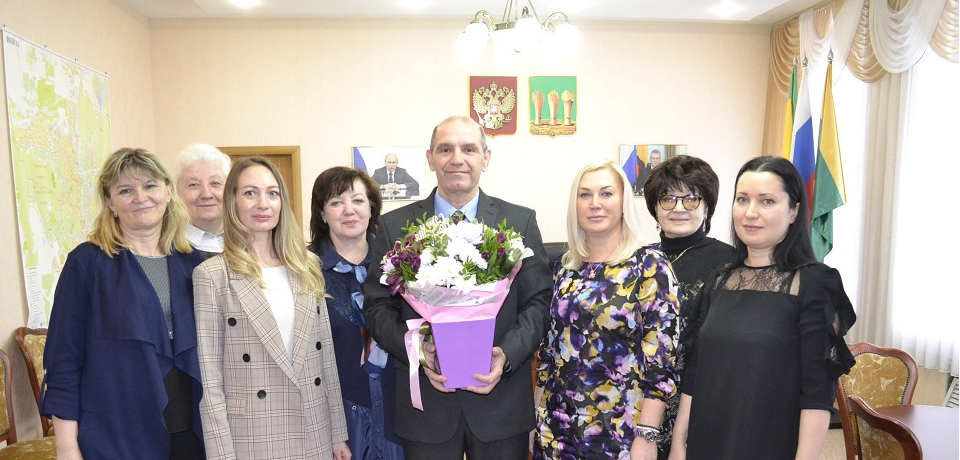 Совет женщин поздравил Владимира Мутовкина с днем рождения