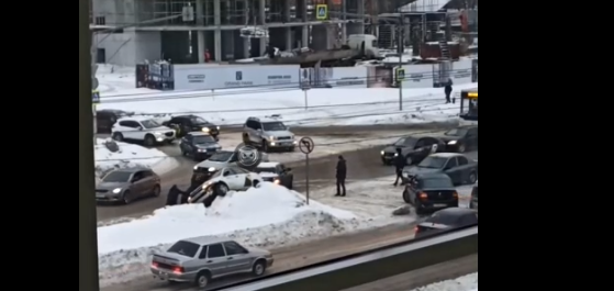 В Пензе легковушка "запрыгнула" на сугроб