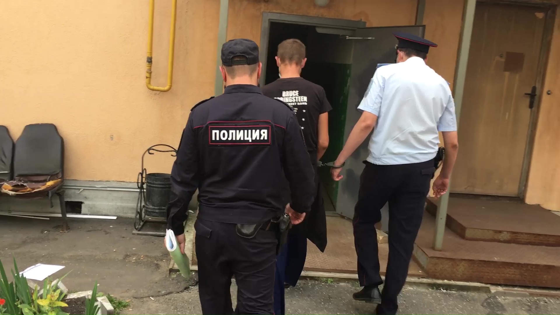 В центре Пензы бродяга изрезал ножом пенсионерку, выгонявшую его из подъезда