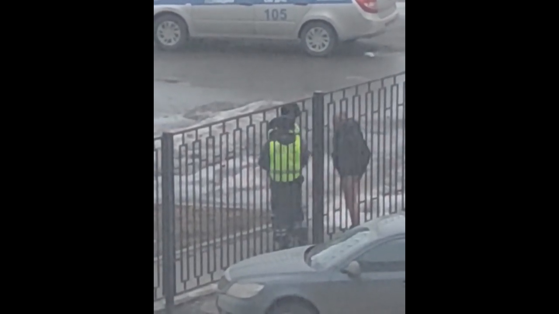 В Пензе мужчину без штанов приковали к забору