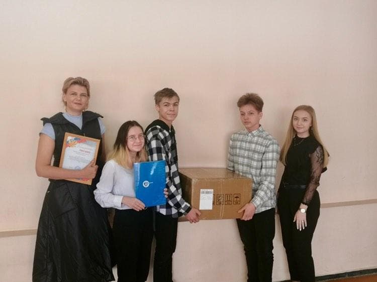 Ольга Изранова вручила юным инженерам 3D принтер