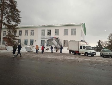 В Пензенской области снег обрушил козырек почтового отделения