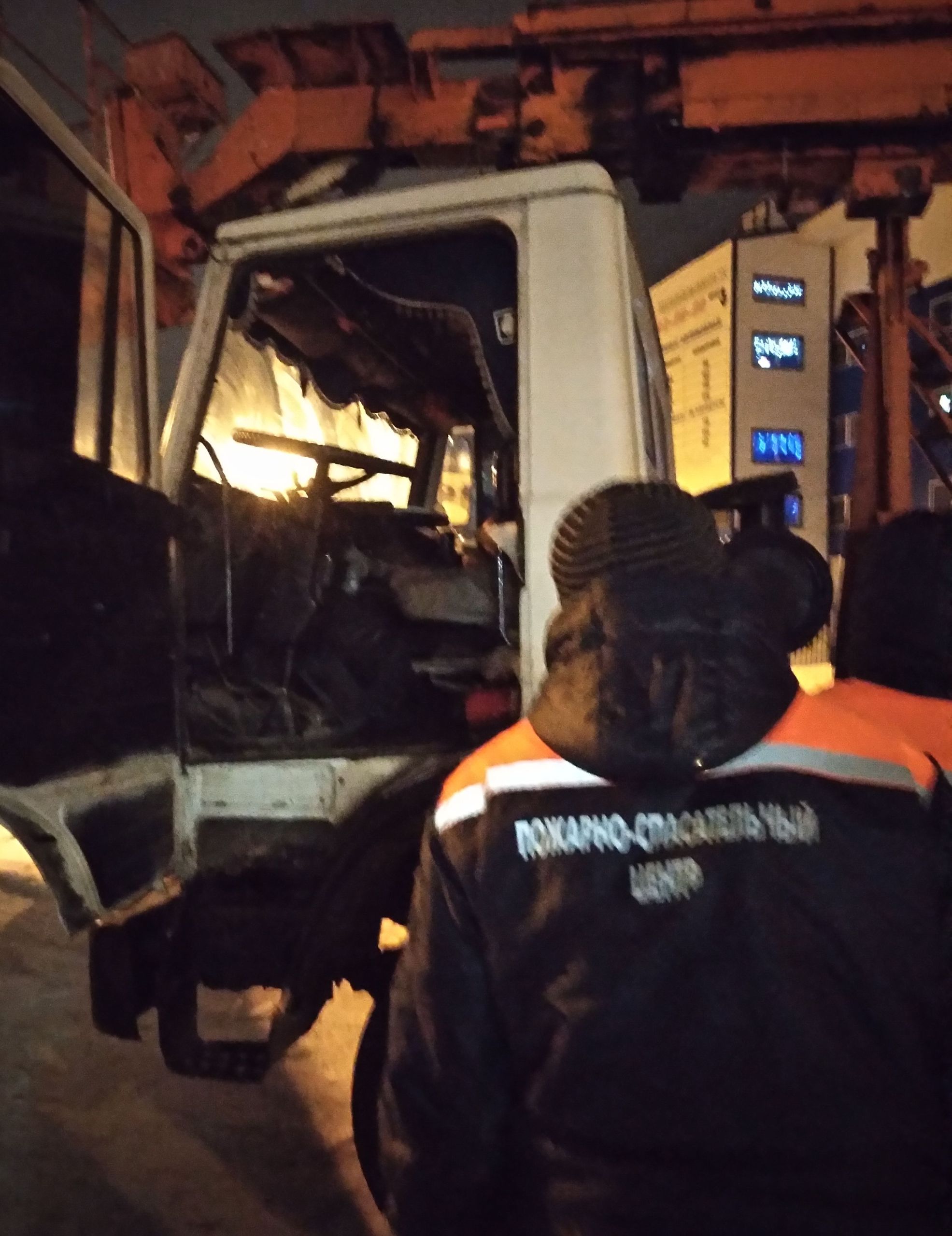 Водителю автоподъемника в Пензе потребовалась помощь спасателей