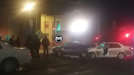 В Пензе в ДТП пострадали два автомобиля и дорожный знак
