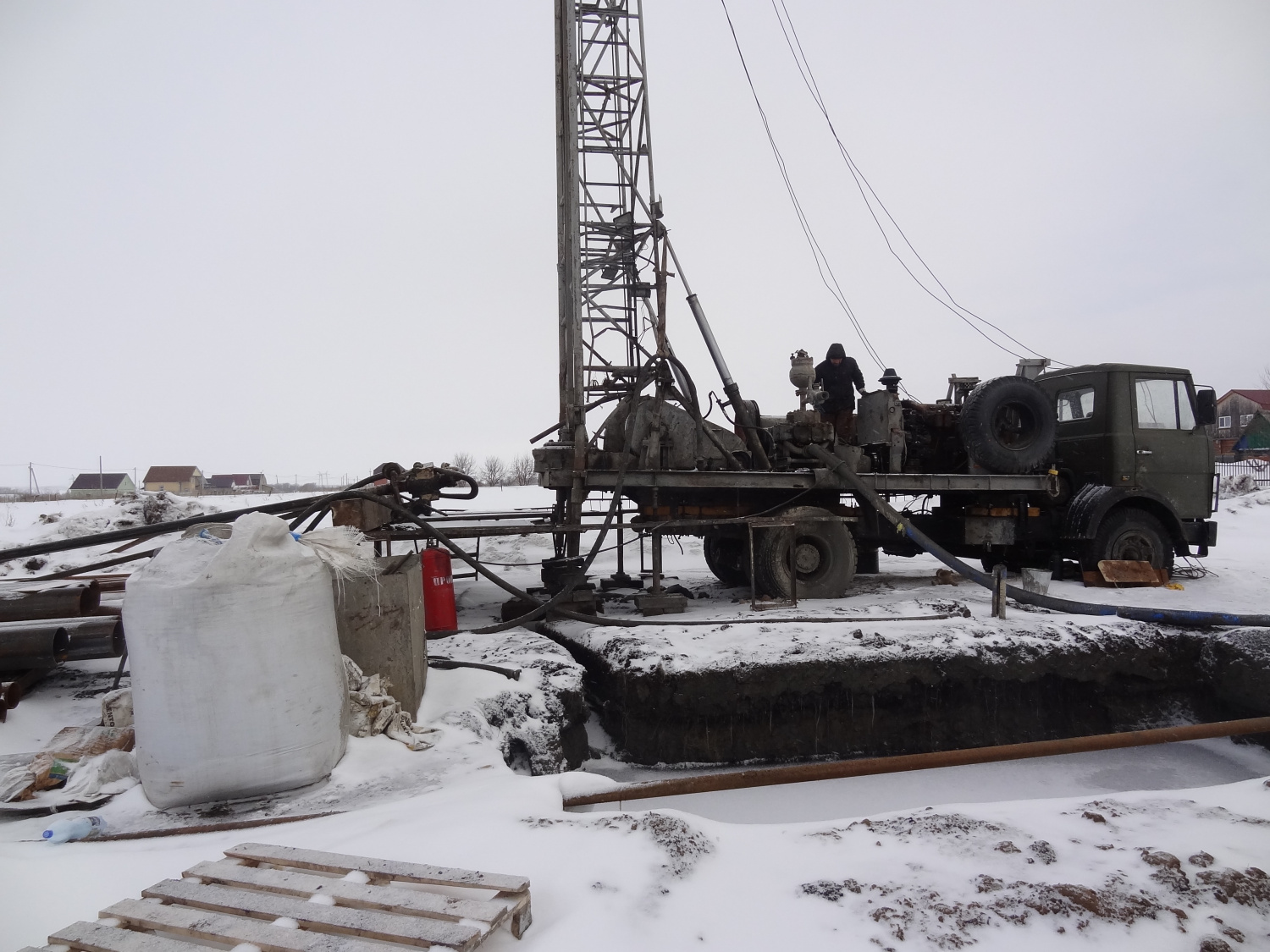 К 1 мая в Бессоновском районе построят новую артезианскую скважину