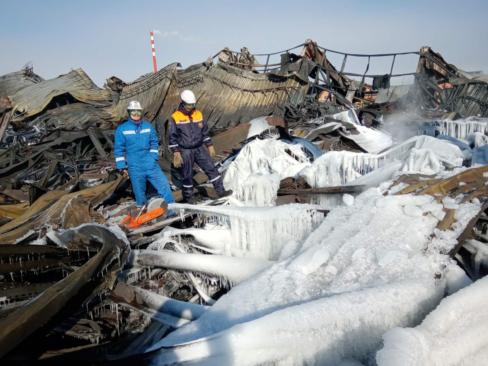 В Пензе спасатели все еще ликвидируют последствия пожара на складе полимеров