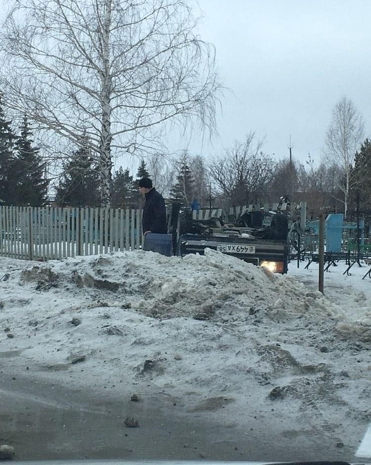 В Кузнецке ВАЗ вылетел с дороги и перевернулся у кладбищенского забора