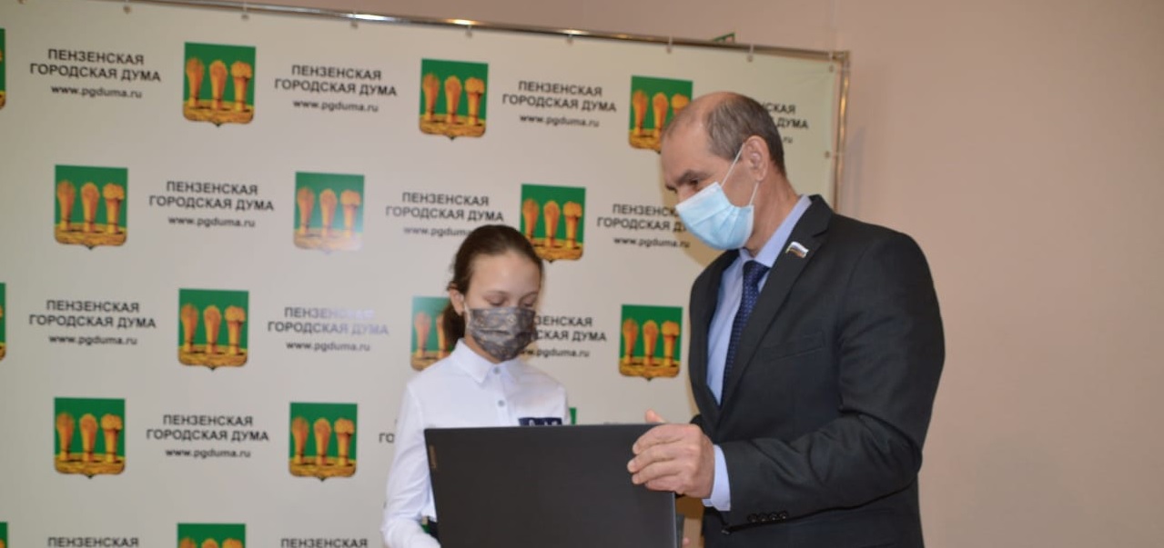 Владимир Мутовкин вручил 10-летней школьнице новый ноутбук