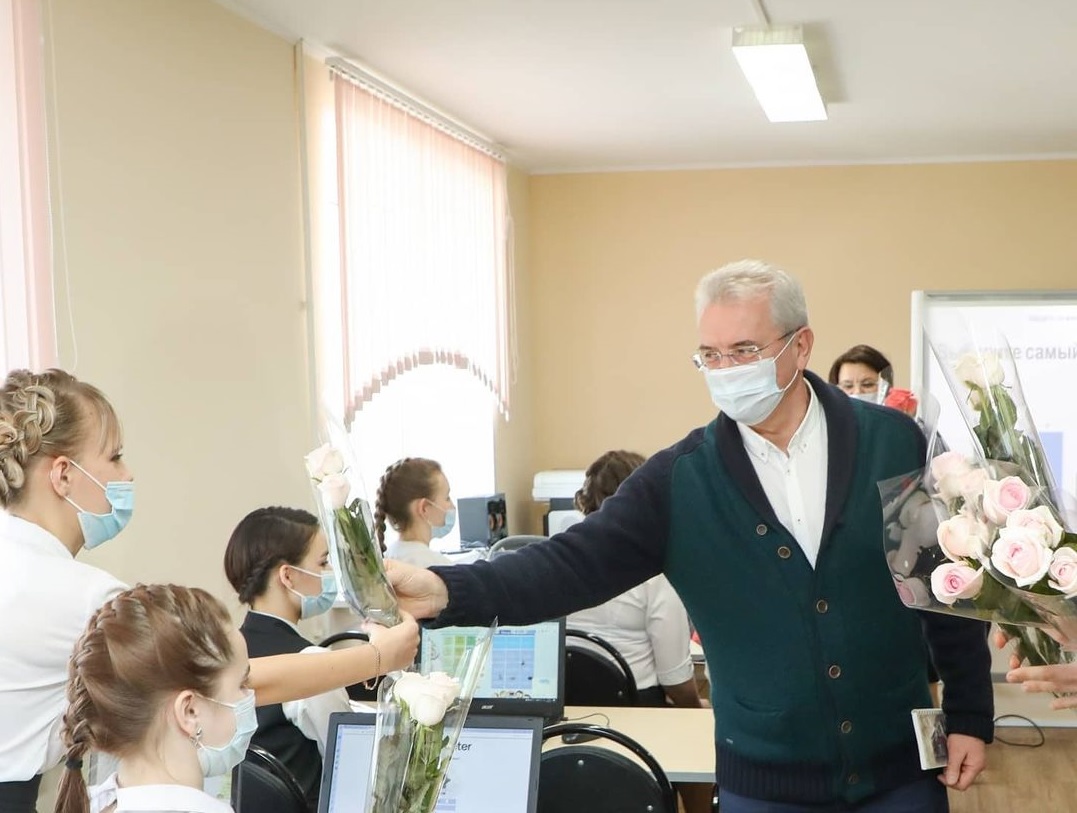 Пензенский губернатор вручил цветы студенткам колледжа