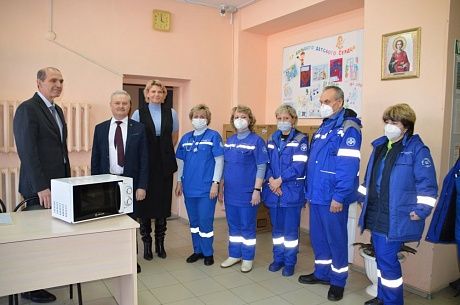 Владимир Мутовкин и Ольга Изранова вручили пензенской больнице 8 СВЧ-печей
