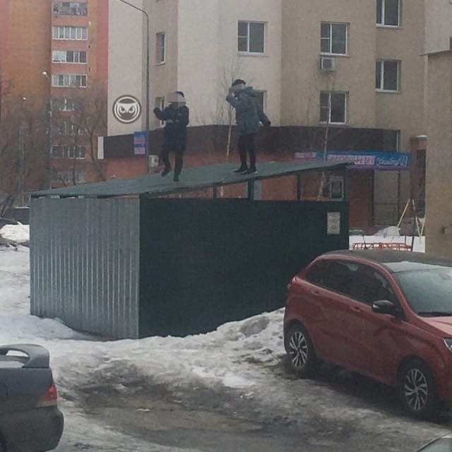 В Пензе детей заметили за опасными играми на козырьке помойки