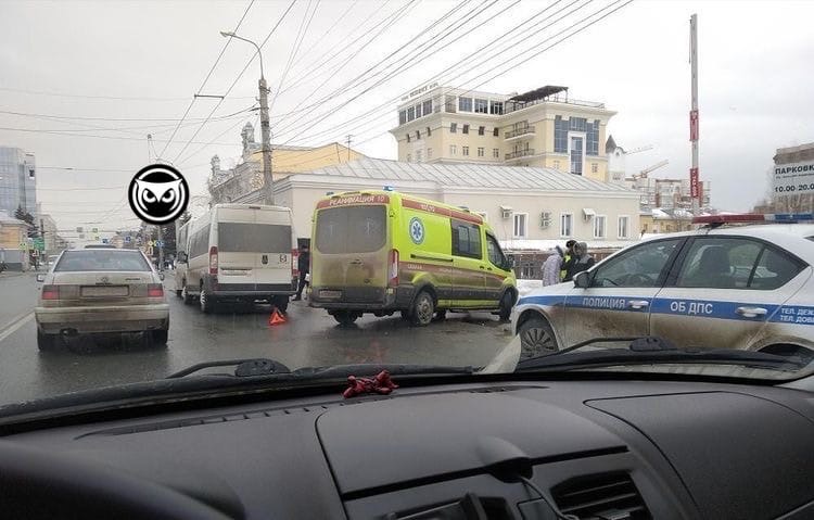 В Пензе на улице Кирова дорогу не поделили две маршрутки