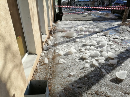 В Пензе лед сорвался с крыши и покалечил прохожего
