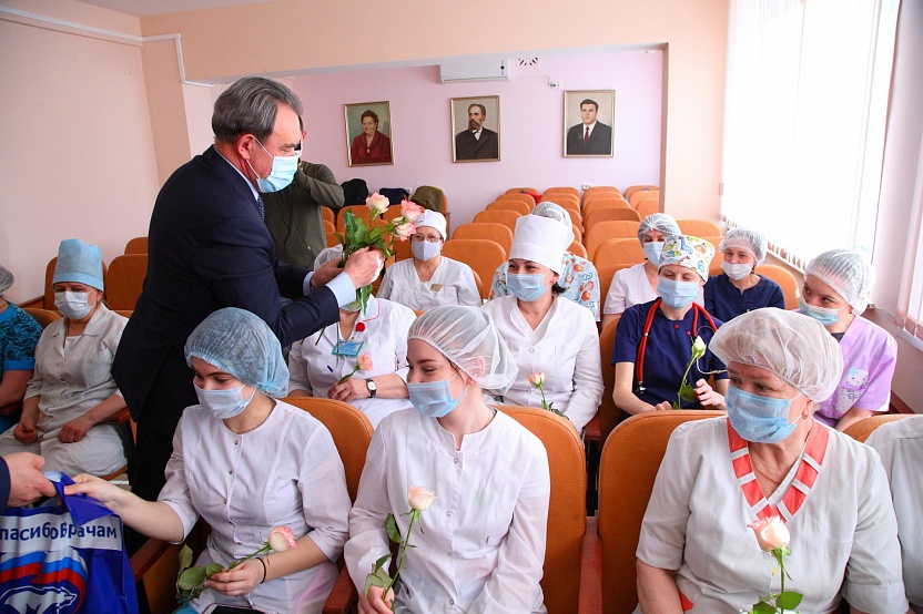 Валерий Лидин передал продуктовые наборы врачам детской больницы