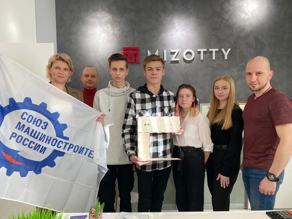 Ольга Изранова помогла юным изобретателям построить свою машину для дезинфекции