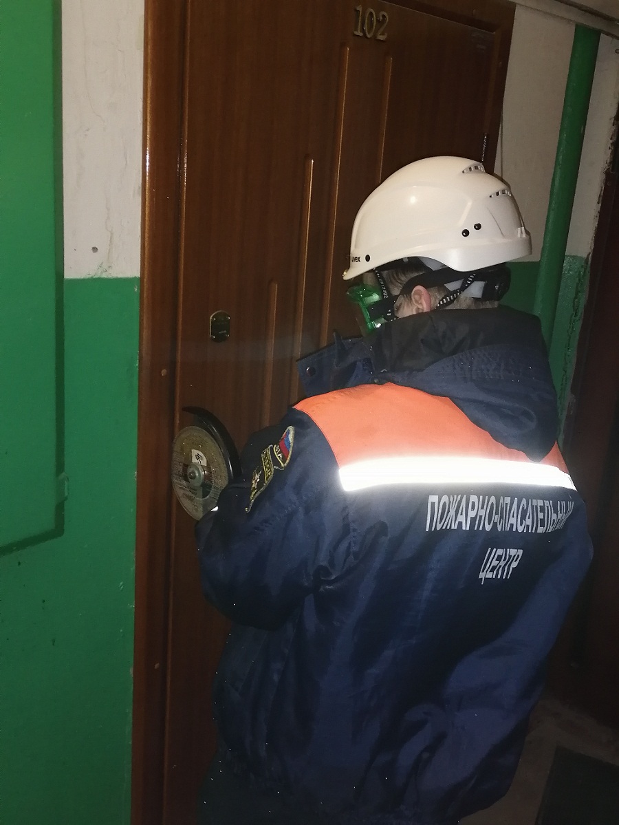 Спасатели помогли врачу войти в дом к пациенту