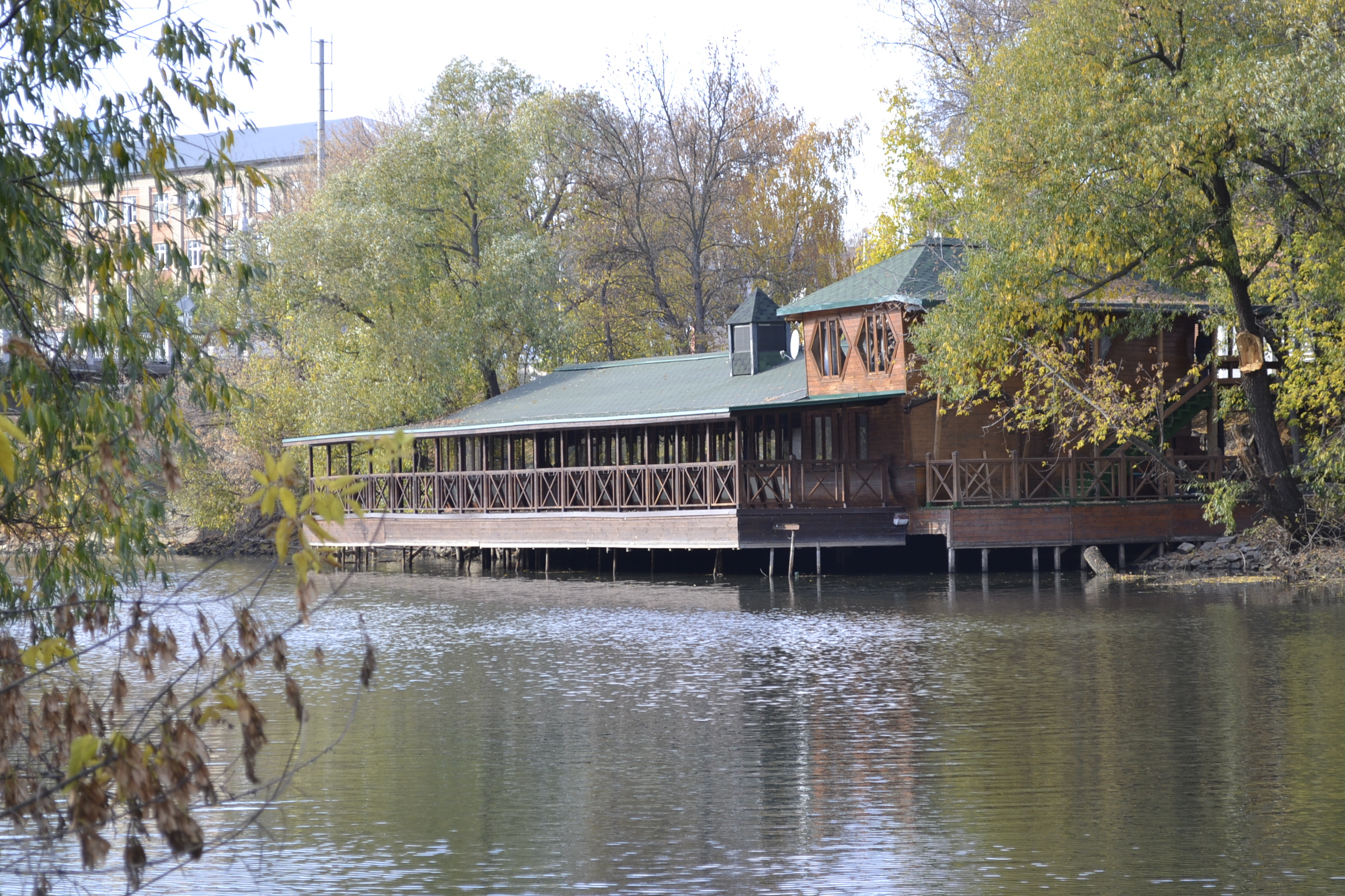В ресторане "Бочка" заявили о плановых кровельных работах